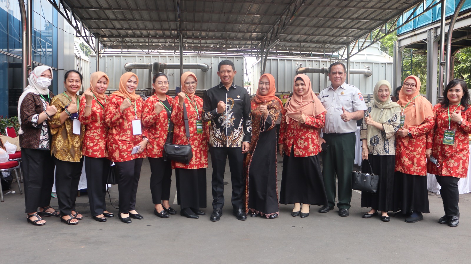 Kepala BNPB Letjen TNI Suharyanto (batik hitam) berfoto bersama dengan Dharma Wanita Persatuan BNPB sesaat setelah mengunjungi Bazar Ramadan BNPB di Area Parkir Graha BNPB, Jakarta, pada Selasa (21/3)